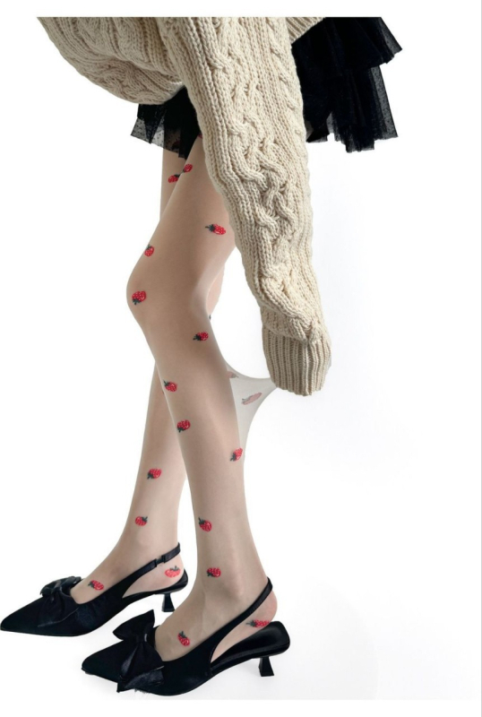 Izuzetno tanke čarape-pantyhose s džakardom od jagoda, mliječno bijele boje, prozirne i vizualno vitke za žene