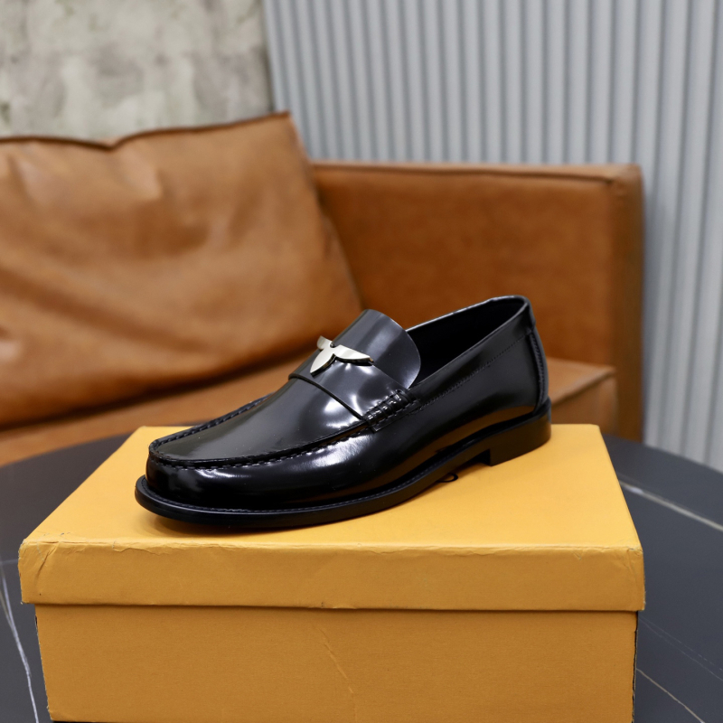 Muške kožne loaferice – slip-on, gornji dio od teleće kože, gumeni potplat, niski pet 1–3 cm