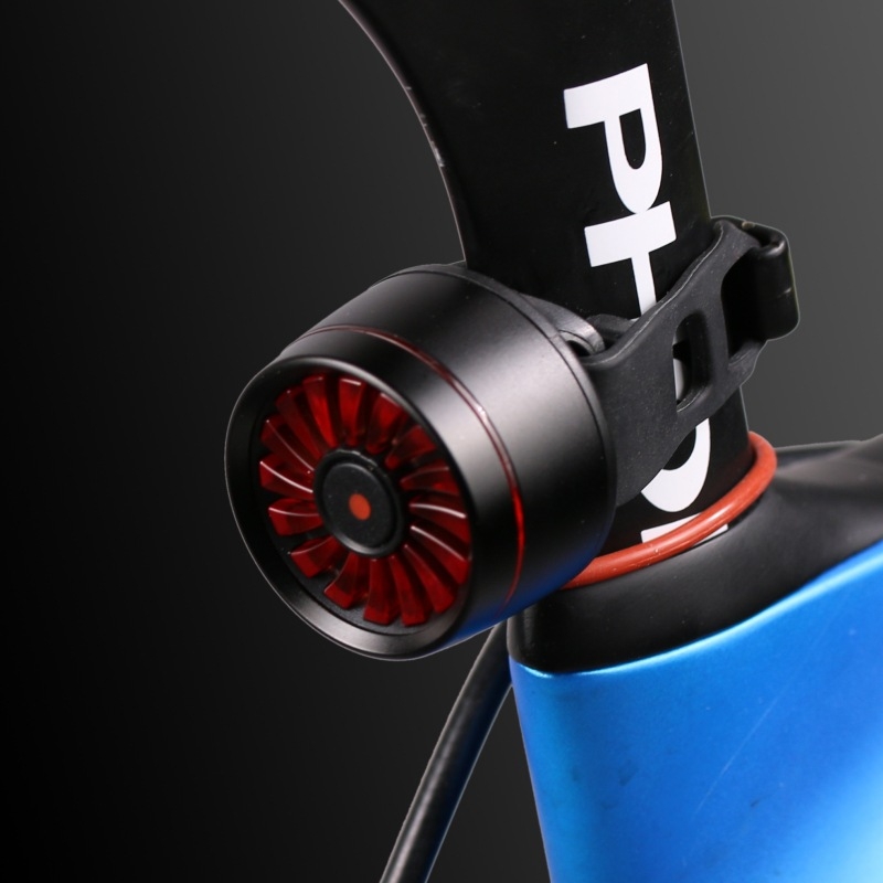 Задна светлина за велосипед с USB-C зареждане, винтов монтаж, режим за нощно каране