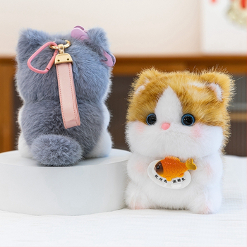 Плюшено бюро‑приятелче с ключодържател — котка, къса плюш, пълнеж PP памук, за възраст 14+