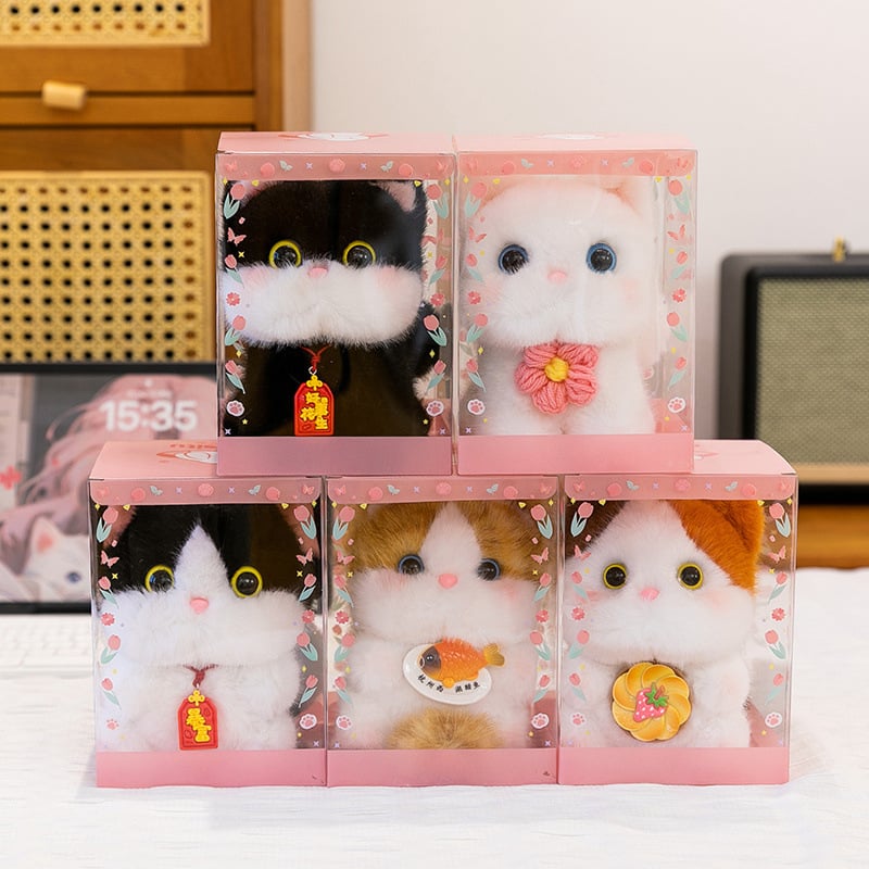 Плюшено бюро‑приятелче с ключодържател — котка, къса плюш, пълнеж PP памук, за възраст 14+