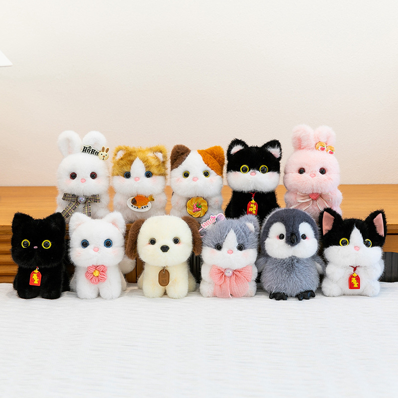 Плюшено бюро‑приятелче с ключодържател — котка, къса плюш, пълнеж PP памук, за възраст 14+