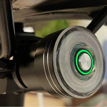 Silver велосипедна задна светлина с Type-C зареждане и интелигентен сензор за спиране за планински и градски велосипеди.