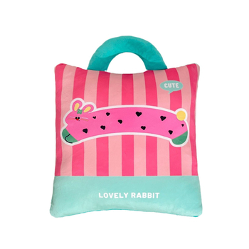 Két az egyben párna–pléd: plüss huzat, PP pamut töltet, csíkos/geometriai/rajzfilmszerű mintázat, nyomtatott textúra, rajzfilm stílus