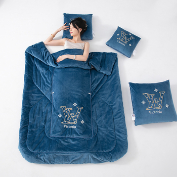 Jastučnica-quilt s pliš kalupom i punjenjem od poliester vlakana; vezenje, toplinski otisak, šivanje