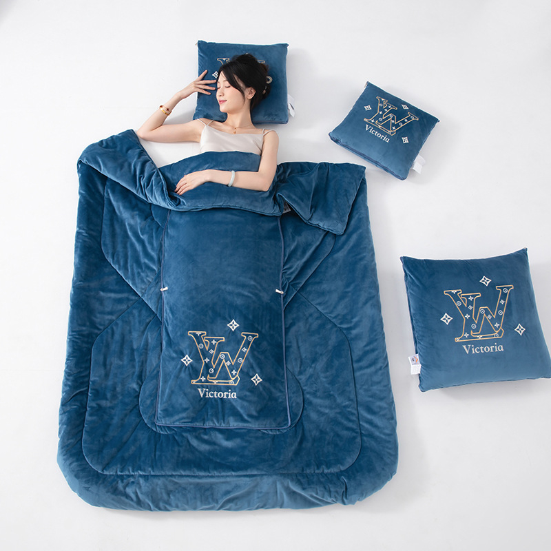 Jastučnica-quilt s pliš kalupom i punjenjem od poliester vlakana; vezenje, toplinski otisak, šivanje