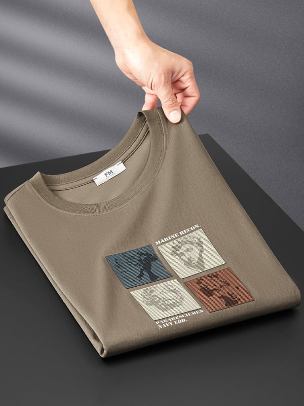Muška slim-fit majica, prozračna pamuk‑poliesterska tkanina, kratkih rukava, okrugli izrez, otisak prirodnih krajolika