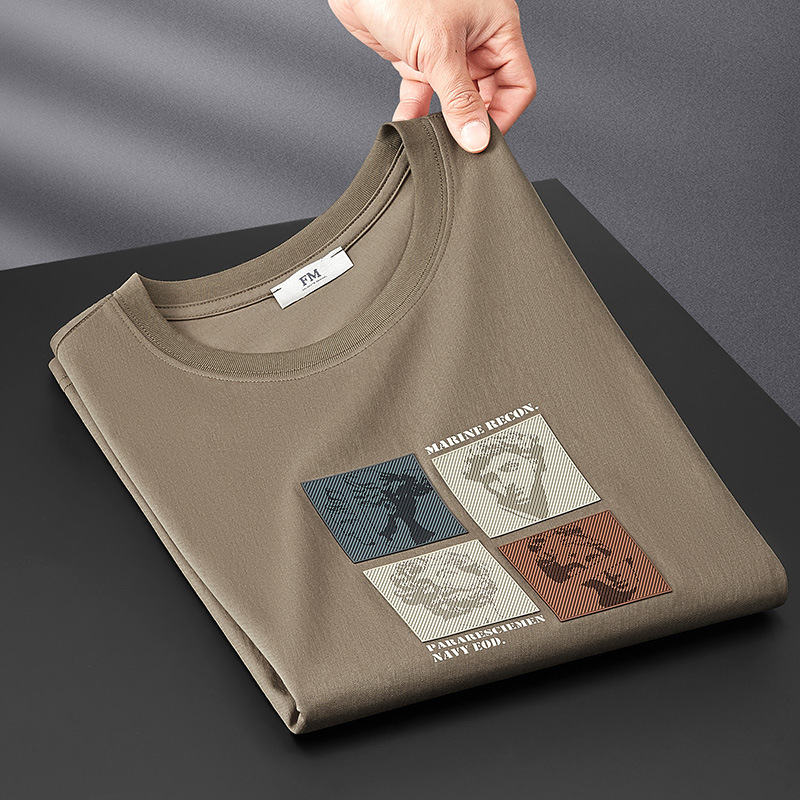 Muška slim-fit majica, prozračna pamuk‑poliesterska tkanina, kratkih rukava, okrugli izrez, otisak prirodnih krajolika