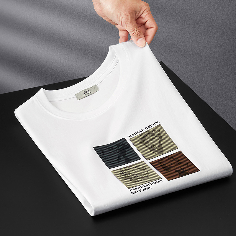 Muška slim-fit majica, prozračna pamuk‑poliesterska tkanina, kratkih rukava, okrugli izrez, otisak prirodnih krajolika