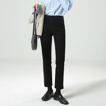 Ženske traperice od denima, visokim strukom, ravni kroj, kratka duljina, završetak izbjeljivanja, 90–95% pamuka