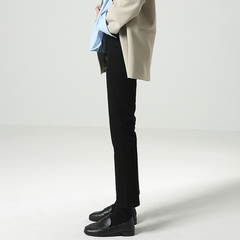 Ženske traperice od denima, visokim strukom, ravni kroj, kratka duljina, završetak izbjeljivanja, 90–95% pamuka