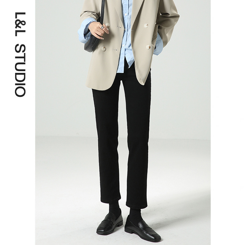 Ženske traperice od denima, visokim strukom, ravni kroj, kratka duljina, završetak izbjeljivanja, 90–95% pamuka