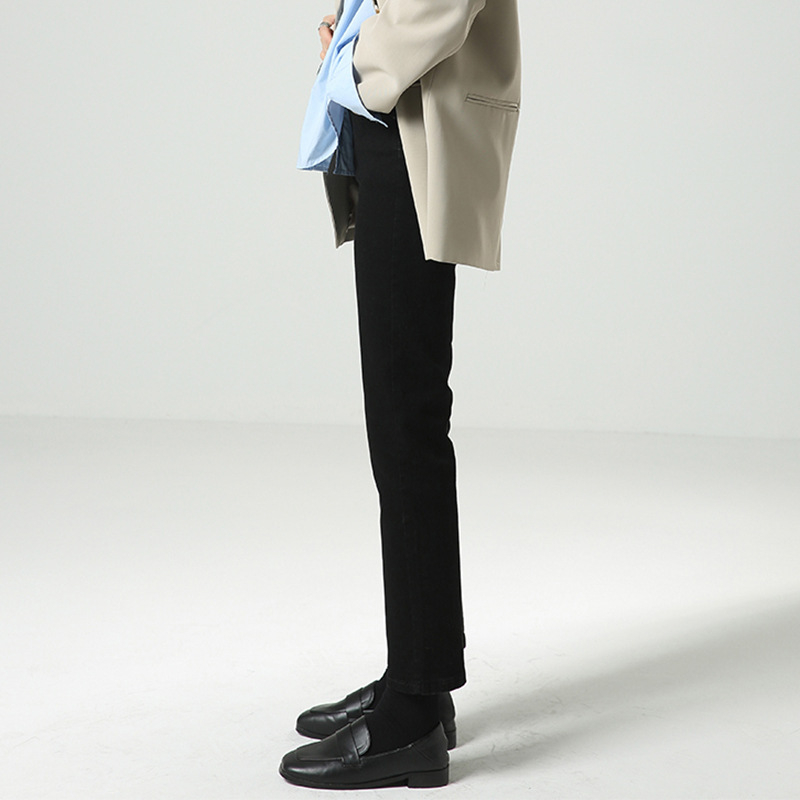 Ženske traperice od denima, visokim strukom, ravni kroj, kratka duljina, završetak izbjeljivanja, 90–95% pamuka