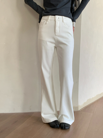 Damske traperice s visokim strukom, pamuk-stretch denim, mikro flare silueta, visoka elastičnost, pamuk 50-70%