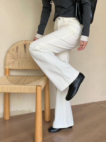 Damske traperice s visokim strukom, pamuk-stretch denim, mikro flare silueta, visoka elastičnost, pamuk 50-70%