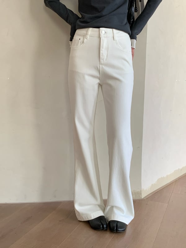 Damske traperice s visokim strukom, pamuk-stretch denim, mikro flare silueta, visoka elastičnost, pamuk 50-70%