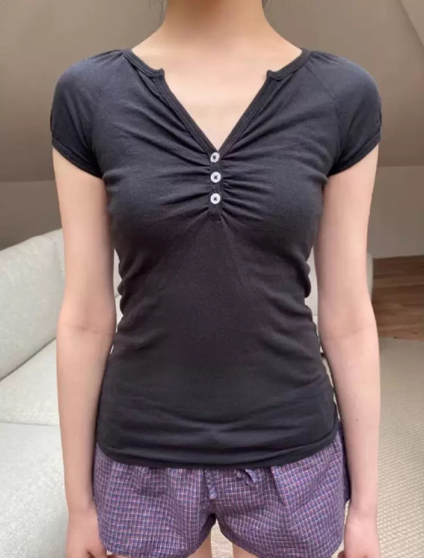 Ženski pamučni T-shirt s V izrezom, kratki rukavi, uski kroj, kratka duljina
