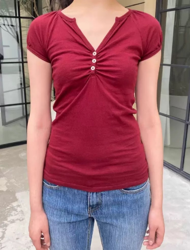 Ženski pamučni T-shirt s V izrezom, kratki rukavi, uski kroj, kratka duljina