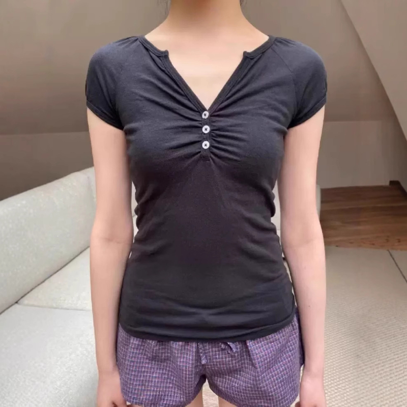 Ženski pamučni T-shirt s V izrezom, kratki rukavi, uski kroj, kratka duljina