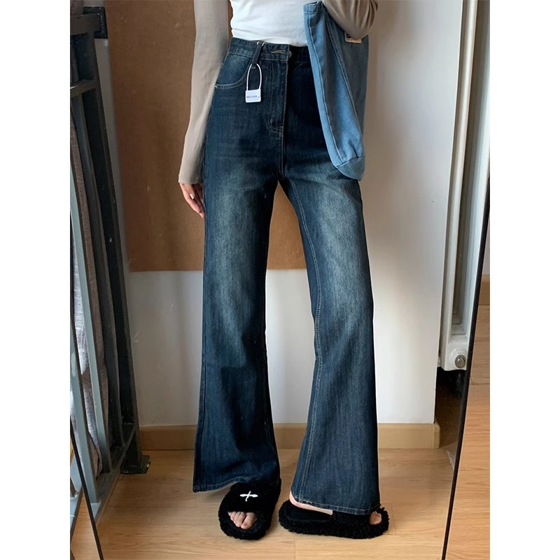 Ženske traperice visokog struka, blago široke, mikroelastičan denim, 50–70% pamuka, višestruki džepovi sa zipom i kopčama