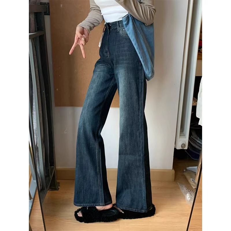 Ženske traperice visokog struka, blago široke, mikroelastičan denim, 50–70% pamuka, višestruki džepovi sa zipom i kopčama