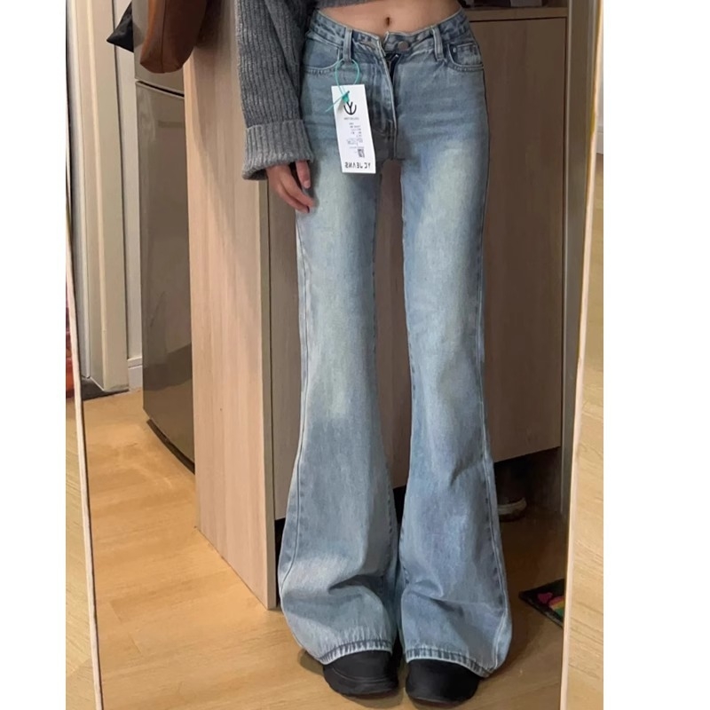 Ženske traperice visokog struka, blago široke, mikroelastičan denim, 50–70% pamuka, višestruki džepovi sa zipom i kopčama