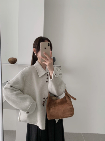 Ženski vuneni kaput, dugog kroja, ovratnik lutkasti, kopčanje u jednom redu, gusta tkanina