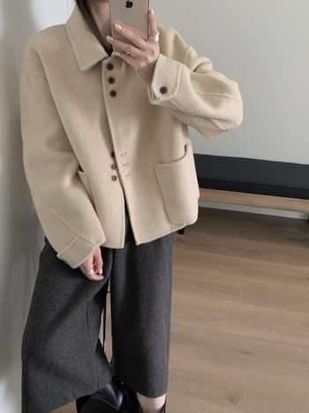 Ženski vuneni kaput, dugog kroja, ovratnik lutkasti, kopčanje u jednom redu, gusta tkanina