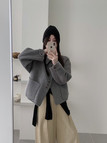 Ženski vuneni kaput, dugog kroja, ovratnik lutkasti, kopčanje u jednom redu, gusta tkanina