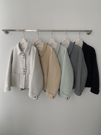 Ženski vuneni kaput, dugog kroja, ovratnik lutkasti, kopčanje u jednom redu, gusta tkanina