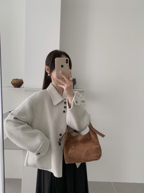 Ženski vuneni kaput, dugog kroja, ovratnik lutkasti, kopčanje u jednom redu, gusta tkanina