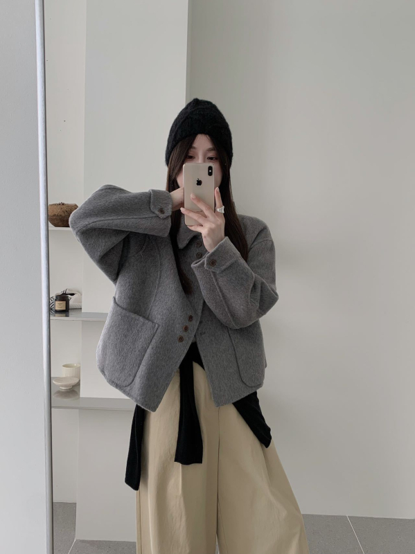 Ženski vuneni kaput, dugog kroja, ovratnik lutkasti, kopčanje u jednom redu, gusta tkanina