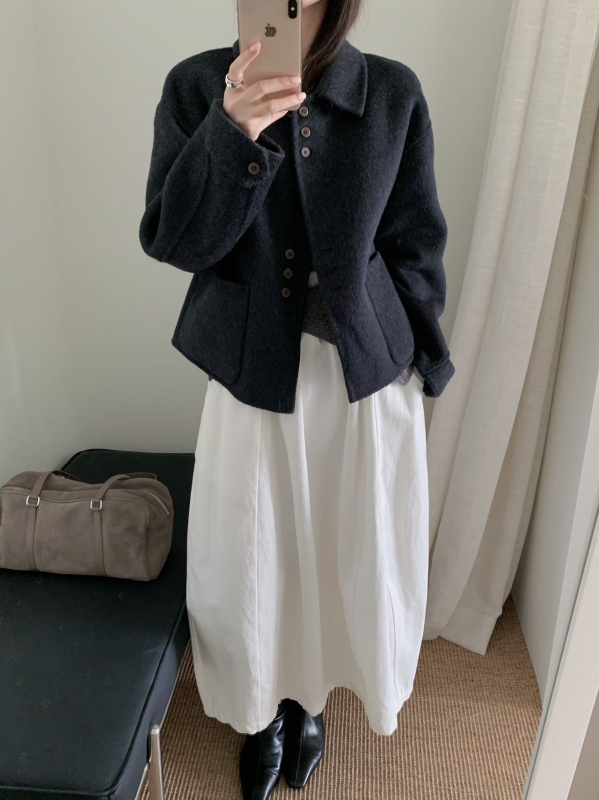 Ženski vuneni kaput, dugog kroja, ovratnik lutkasti, kopčanje u jednom redu, gusta tkanina