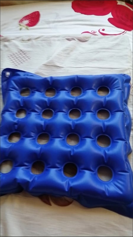 Φουσκωτή μαξιλαροθήκη καθίσματος καροτσιού με υποστήριξη περιοχής ισχίων, σχήμα κοντά σε τετράγωνο, 6+ κεφαλές μασάζ αεροπίεσης, έλεγχος ενός επιπέδου, PU δέρμα.