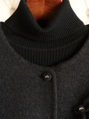 Ženski vuneni kaput - okrugli ovratnik, dugi rukavi, kaput s jednim redom kopči, izvezeni detalji