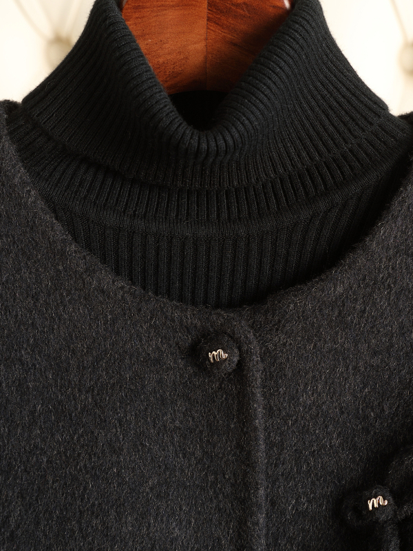 Ženski vuneni kaput - okrugli ovratnik, dugi rukavi, kaput s jednim redom kopči, izvezeni detalji