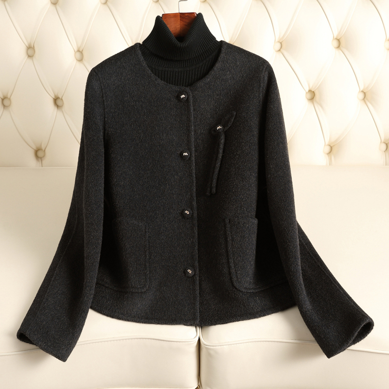 Ženski vuneni kaput - okrugli ovratnik, dugi rukavi, kaput s jednim redom kopči, izvezeni detalji