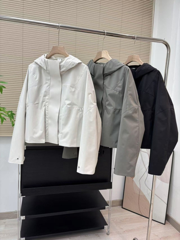 Dámska ľahká outdoor bunda s kapucňou, polyester, dlhé rukávy, voľný strih, zapínanie na zips