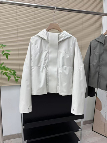 Dámska ľahká outdoor bunda s kapucňou, polyester, dlhé rukávy, voľný strih, zapínanie na zips