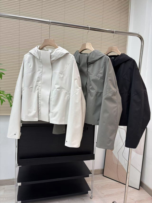 Dámska ľahká outdoor bunda s kapucňou, polyester, dlhé rukávy, voľný strih, zapínanie na zips