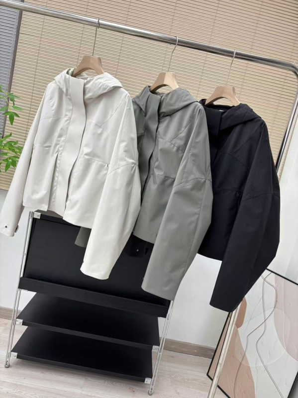 Dámska ľahká outdoor bunda s kapucňou, polyester, dlhé rukávy, voľný strih, zapínanie na zips