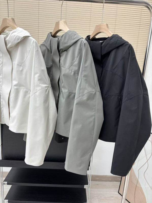 Dámska ľahká outdoor bunda s kapucňou, polyester, dlhé rukávy, voľný strih, zapínanie na zips