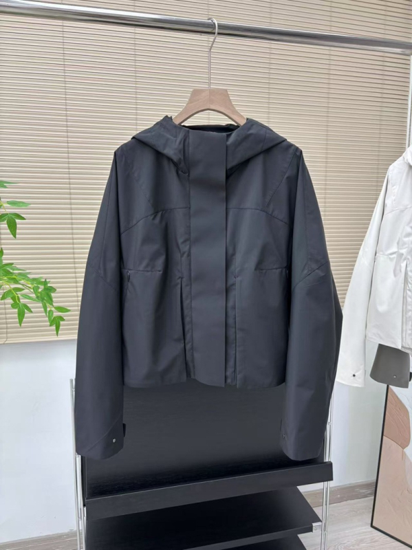 Dámska ľahká outdoor bunda s kapucňou, polyester, dlhé rukávy, voľný strih, zapínanie na zips