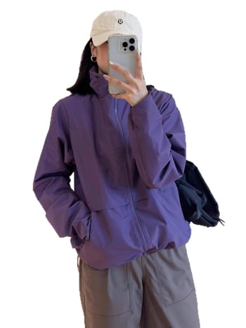 Soft Shell bunda z polyesteru, stojací golier, dlhé rukávy, zips, voľný strih (jeseň 2025)