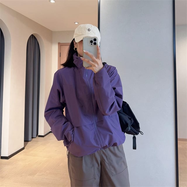 Soft Shell bunda z polyesteru, stojací golier, dlhé rukávy, zips, voľný strih (jeseň 2025)