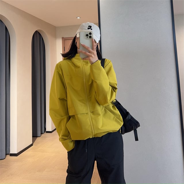 Soft Shell bunda z polyesteru, stojací golier, dlhé rukávy, zips, voľný strih (jeseň 2025)