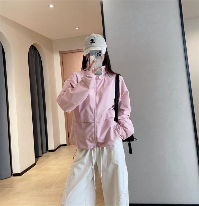 Soft Shell bunda z polyesteru, stojací golier, dlhé rukávy, zips, voľný strih (jeseň 2025)