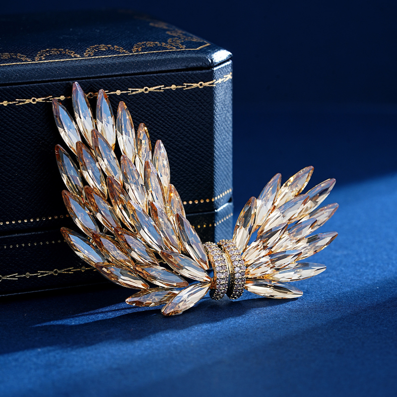 Брошка за жени - Ангелски криле, форма цветя, меден материал, електроплатиране, декоративна бижутерия