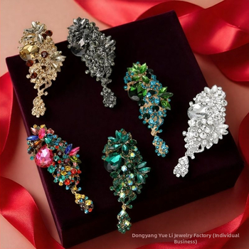 Брошка с кристална висулка, античен стил – дизайн на цветя (Цинкова сплав; Женски, луксозен стил; Форма: цветя; Електроплатиране; Декорация)