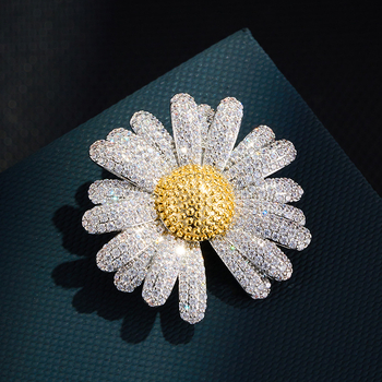 Брошка маргаритка — меден сплав с истинско златно покритие, микро поставени циркони, дизайн цвете